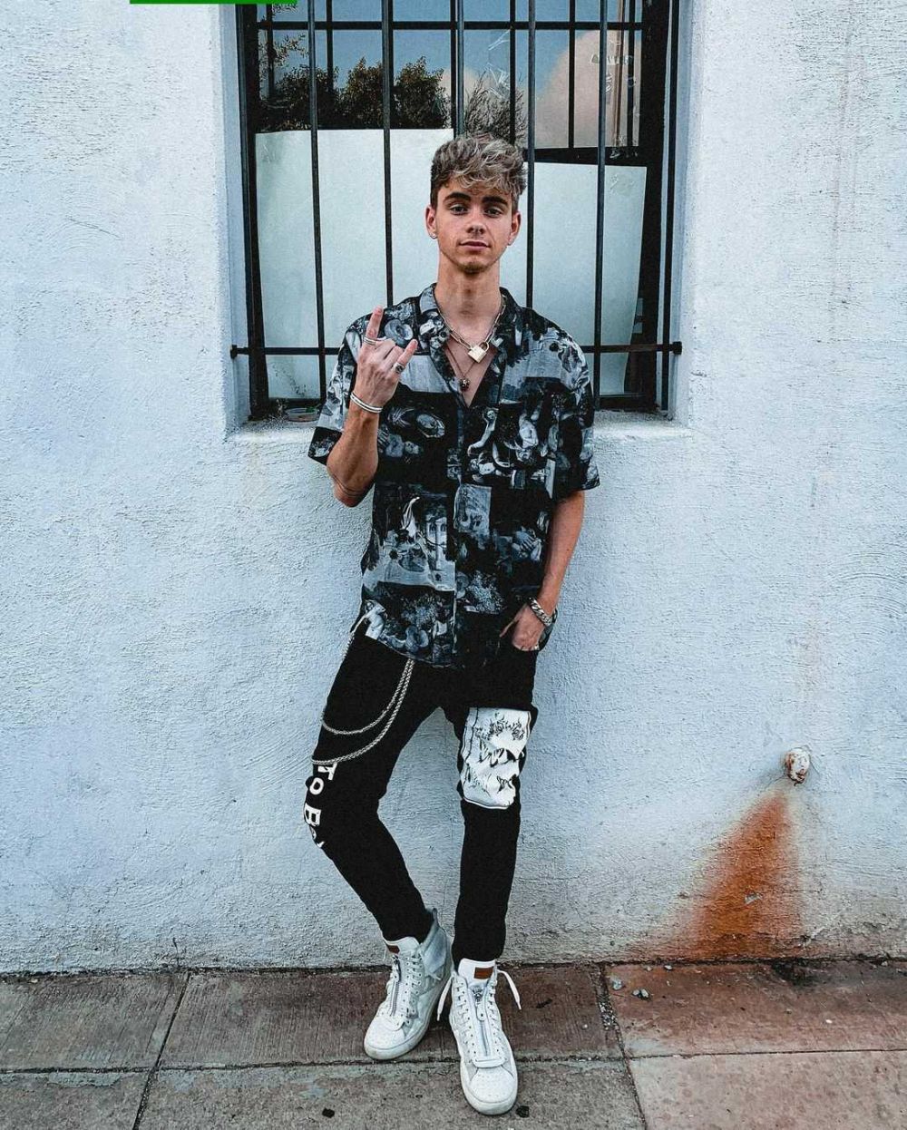 Corbyn shop besson outfits