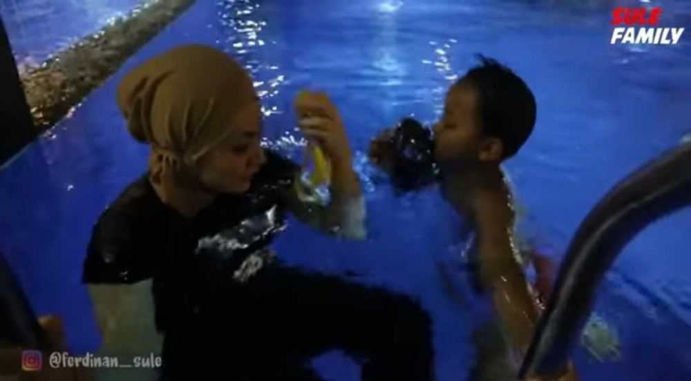 9 Potret Nathalie Holscher Setelah Dinikahi Sule, Makin Rajin di Dapur