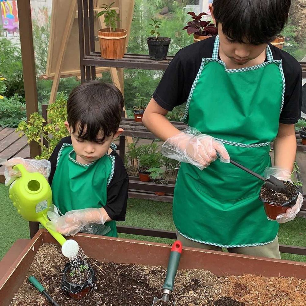 Sibling Goals! 10 Potret Kece Arsen dan Arkana Buah Hati Risty Tagor