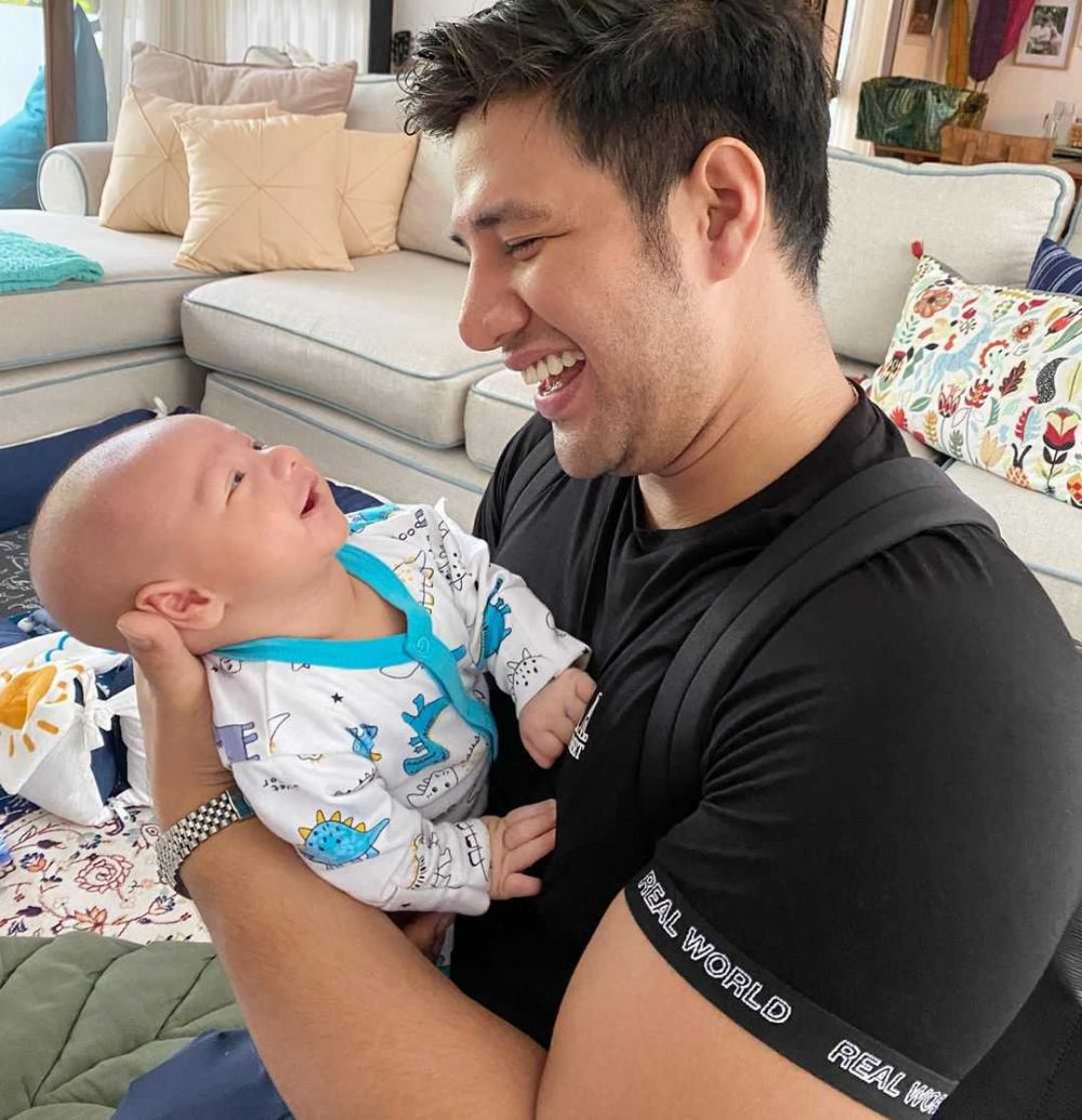 Family Man Banget! 10 Potret Hangat Ammar Zoni Momong Baby Air Rumi