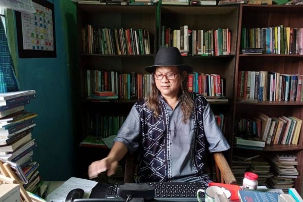 10 Potret Gol A Gong, Penulis Novel Laris 'Balada si Roy' Asal Banten