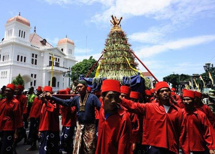 10 Upacara Adat Tahunan Terpopuler Di Indonesia