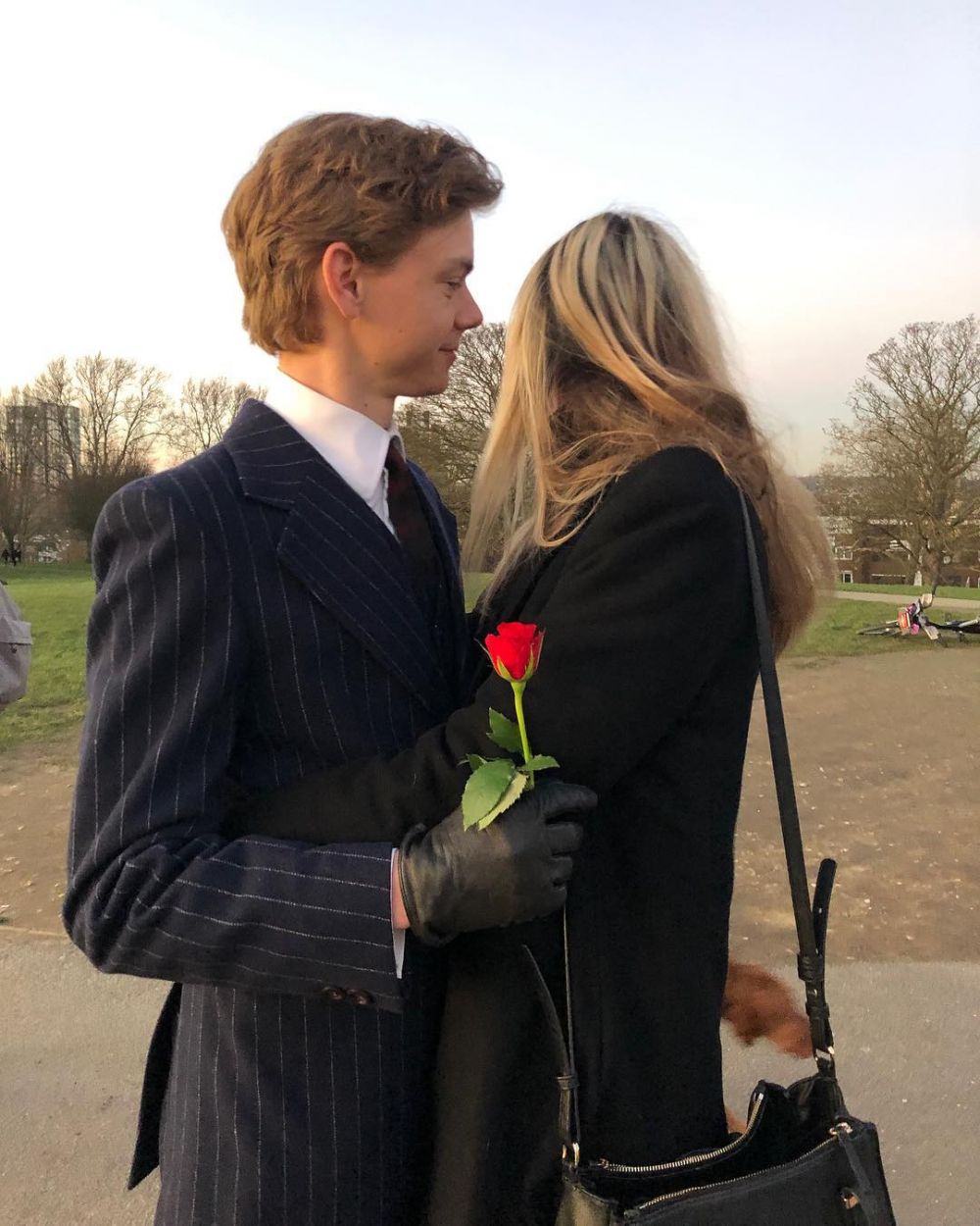 11 Potret Kece Si Power Couple Thomas Sangster dan Gzi Wisdom