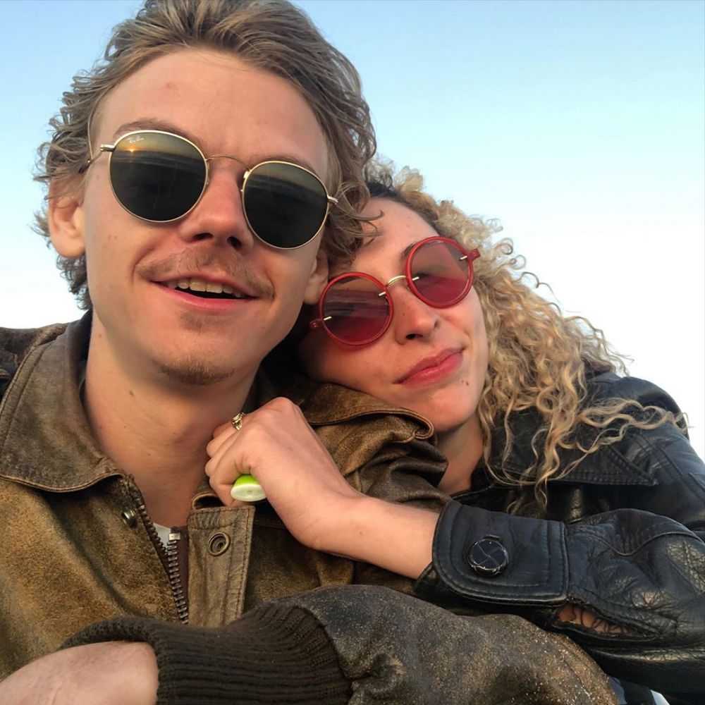 11 Potret Kece Si Power Couple Thomas Sangster dan Gzi Wisdom