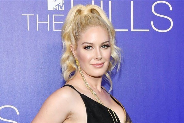 5 Artis Hollywood yang Memutuskan untuk Melepas Implan Payudaranya
