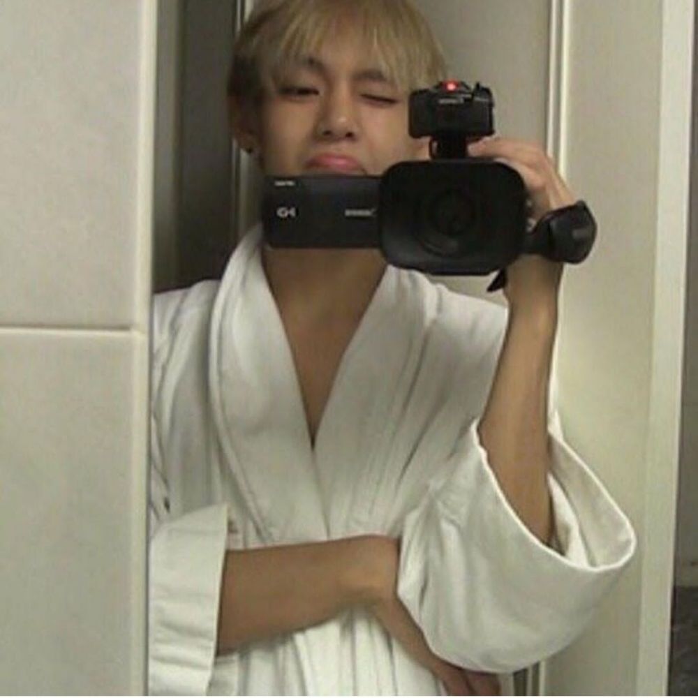 9 Potret Mirror Selfie V Bts Yang Random Abis Menghibur