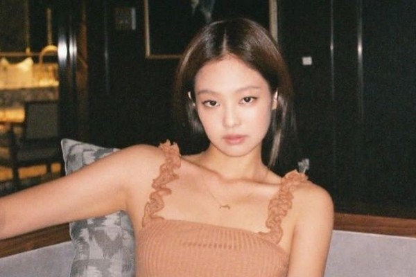 11 Momen Santai Jennie BLACKPINK Tanpa Makeup, Bukti Tetap Memukau!