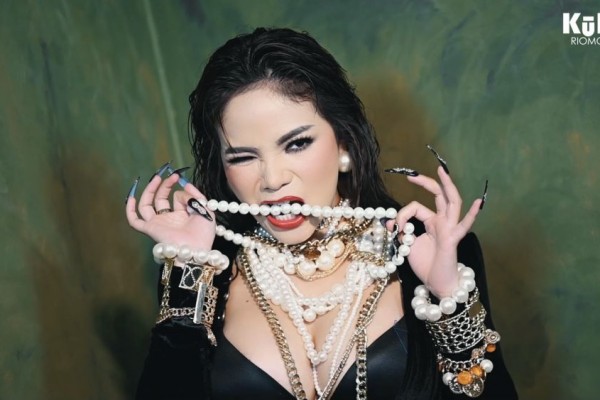 10 Photoshoot Memukau Dinar Candy Tampil Terbuka Berkalung Mutiara