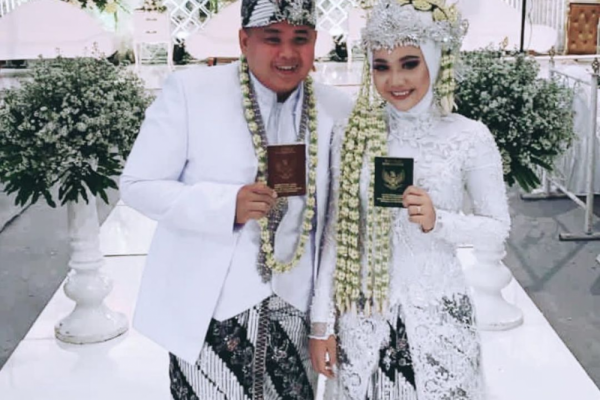 10 Momen Pernikahan Lolox Si Ucok Insya Allah Surga, Ada Cium Tangan