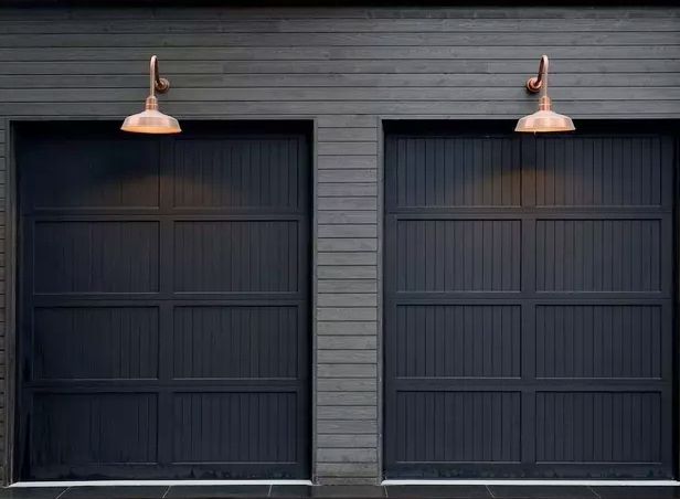 Ide Desain Pintu Garasi Rumah Instagrammable, Bisa Jadi Spot Foto Nih