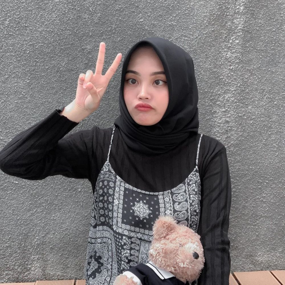 9 Inspirasi Outfit Hijab yang Simpel dan Stylish ala Putri Delina