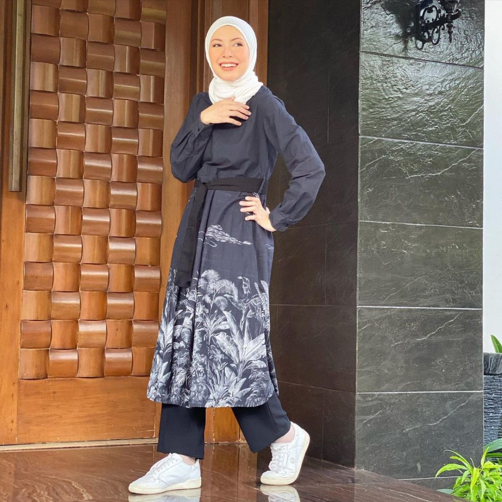 9 Outfit Semi Formal Hijab dan Sneakers ala Ratna Galih, Stylish Abis!
