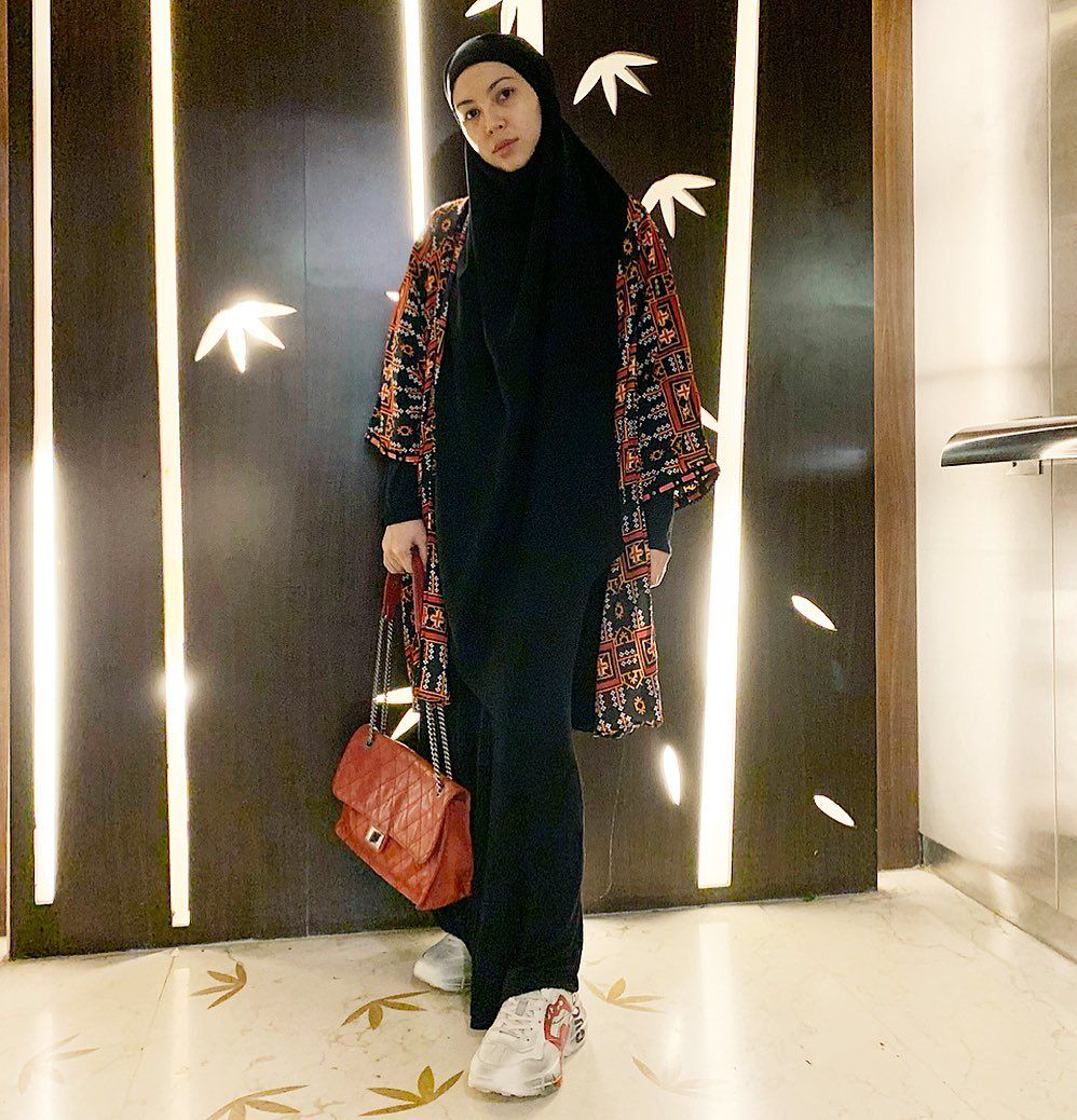 9 Outfit Semi Formal Hijab dan Sneakers ala Ratna Galih, Stylish Abis!