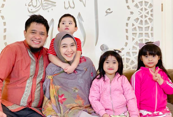 Melahirkan Caesar, 10 Potret Oki Setiana Dewi Saat Hamil Anak Keempat