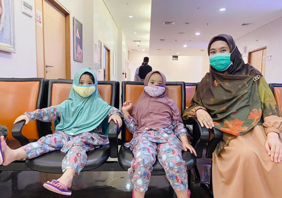 Melahirkan Caesar, 10 Potret Oki Setiana Dewi Saat Hamil Anak Keempat