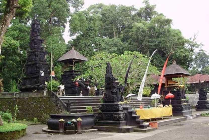 Wisata Religi ke Pura Suranadi di Lombok Barat