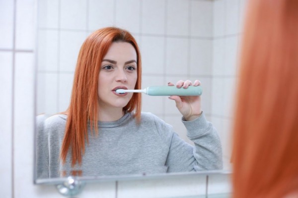 10 Cara Menghilangkan Karang Gigi Secara Alami, Efektifkah?