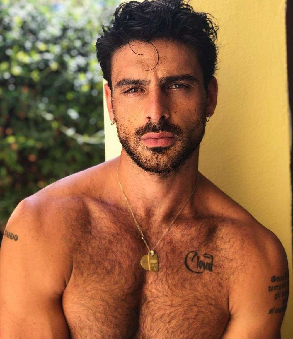 9 Potret Shirtless Michele Morrone, Aktor Italia Yang Macho