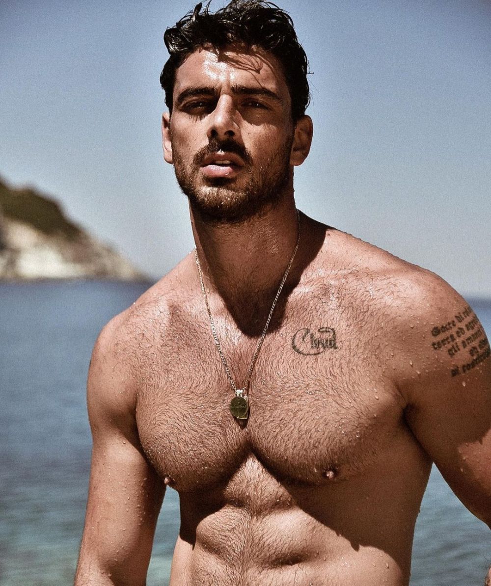 9 Potret Shirtless Michele Morrone, Aktor Italia yang Macho