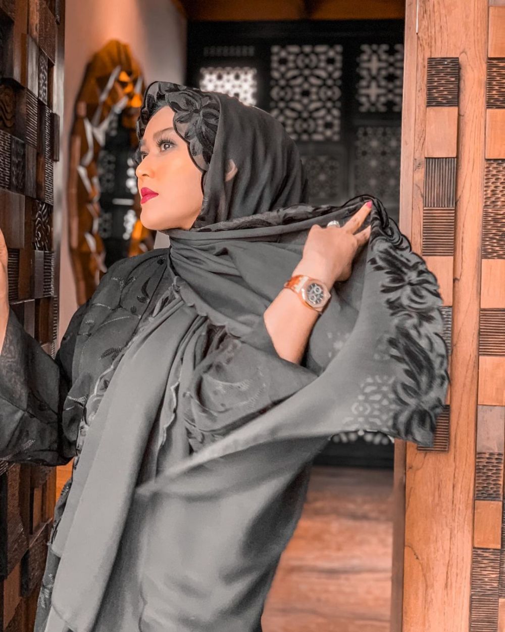 10 Potret Nuri Shaden Dalam Balutan Hijab