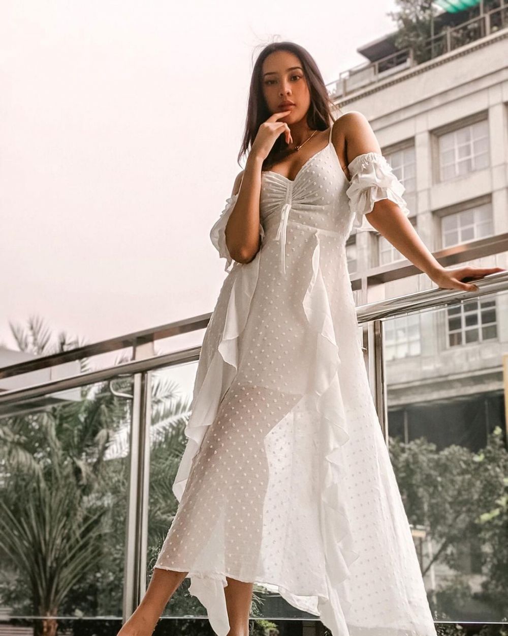 10 Outfit Putih Anya Geraldine, Memesona Banget di Usia 25 Tahun!