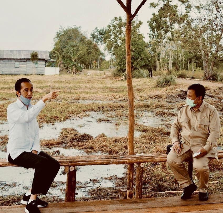 10 Foto Prabowo Subianto Bergaya Persis Selebgram, Estetis!