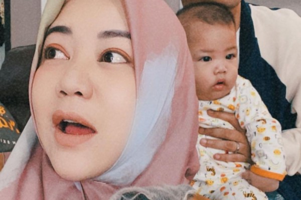 7 Artis Ini Ternyata Juga Berprofesi sebagai Pegawai Negeri Sipil