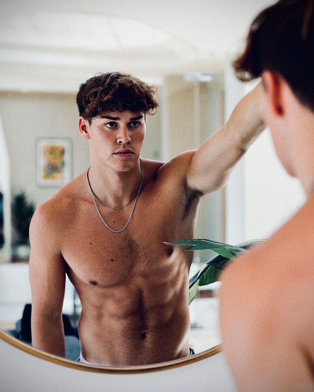 10 Potret Shirtless Noah Beck, Pacar Dixie D'Amelio yang Hot Banget. 