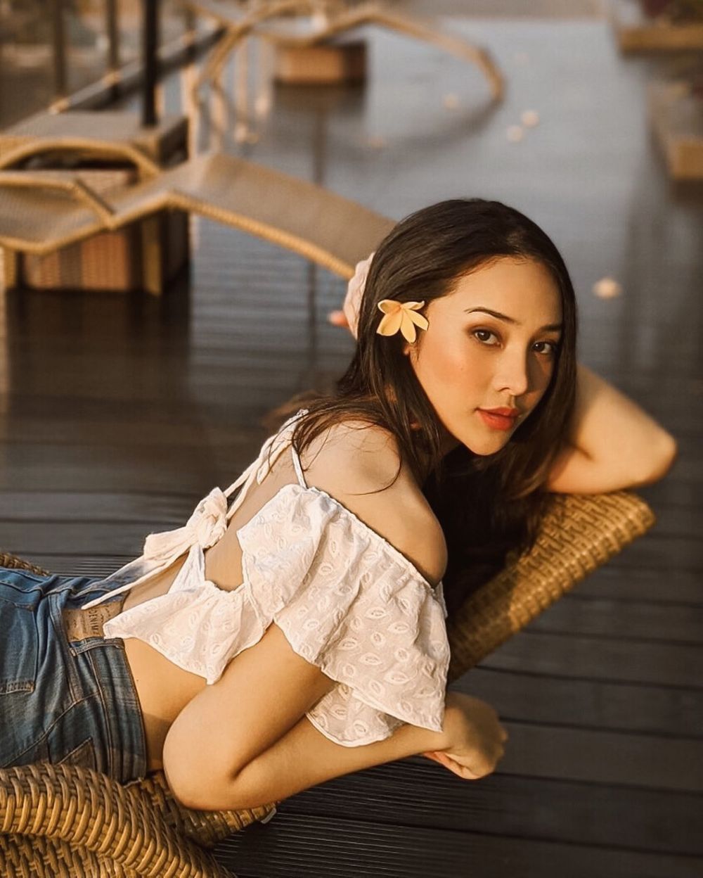 10 Outfit Putih Anya Geraldine, Memesona Banget di Usia 25 Tahun!