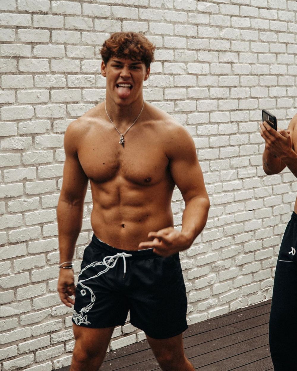 10 Potret Shirtless Noah Beck, Pacar Dixie D'Amelio yang Hot Banget.