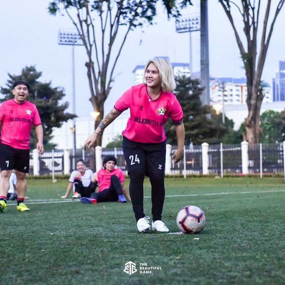 9 Potret Evelin Anjani saat Bermain Sepak Bola, Wanita Tangguh! 