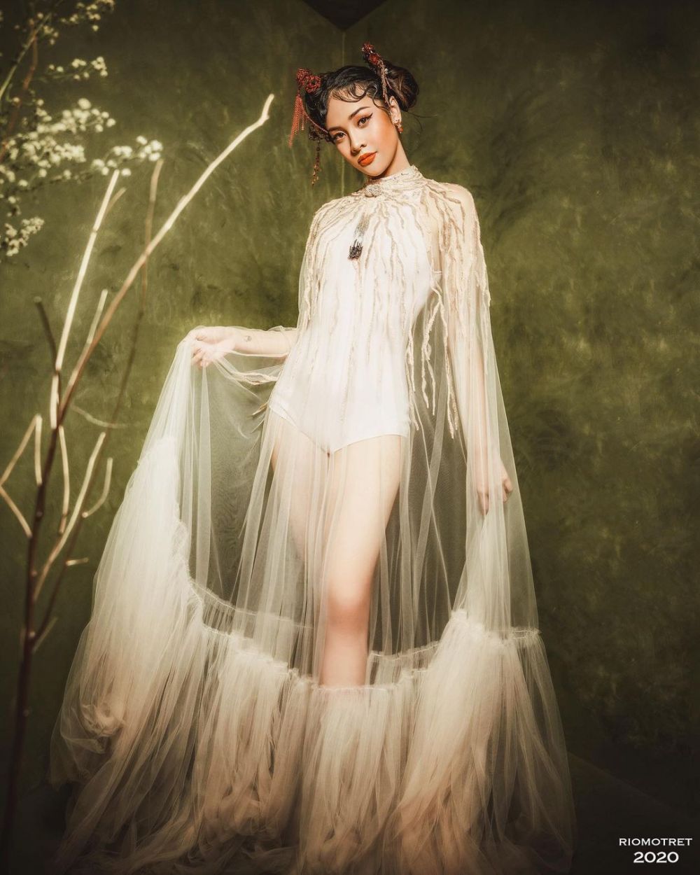 10 Outfit Putih Anya Geraldine, Memesona Banget di Usia 25 Tahun!