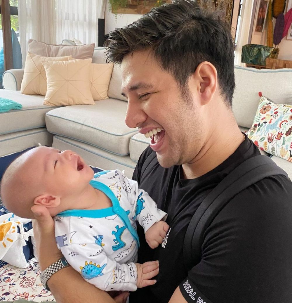 Papa Muda Idaman, 10 Adu Gaya Ammar Zoni dan Rezky Adhitya Momong Anak