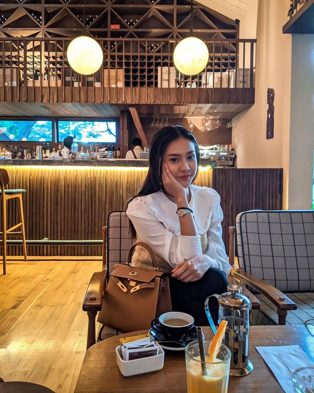 10 Outfit Putih Anya Geraldine, Memesona Banget di Usia 25 Tahun!
