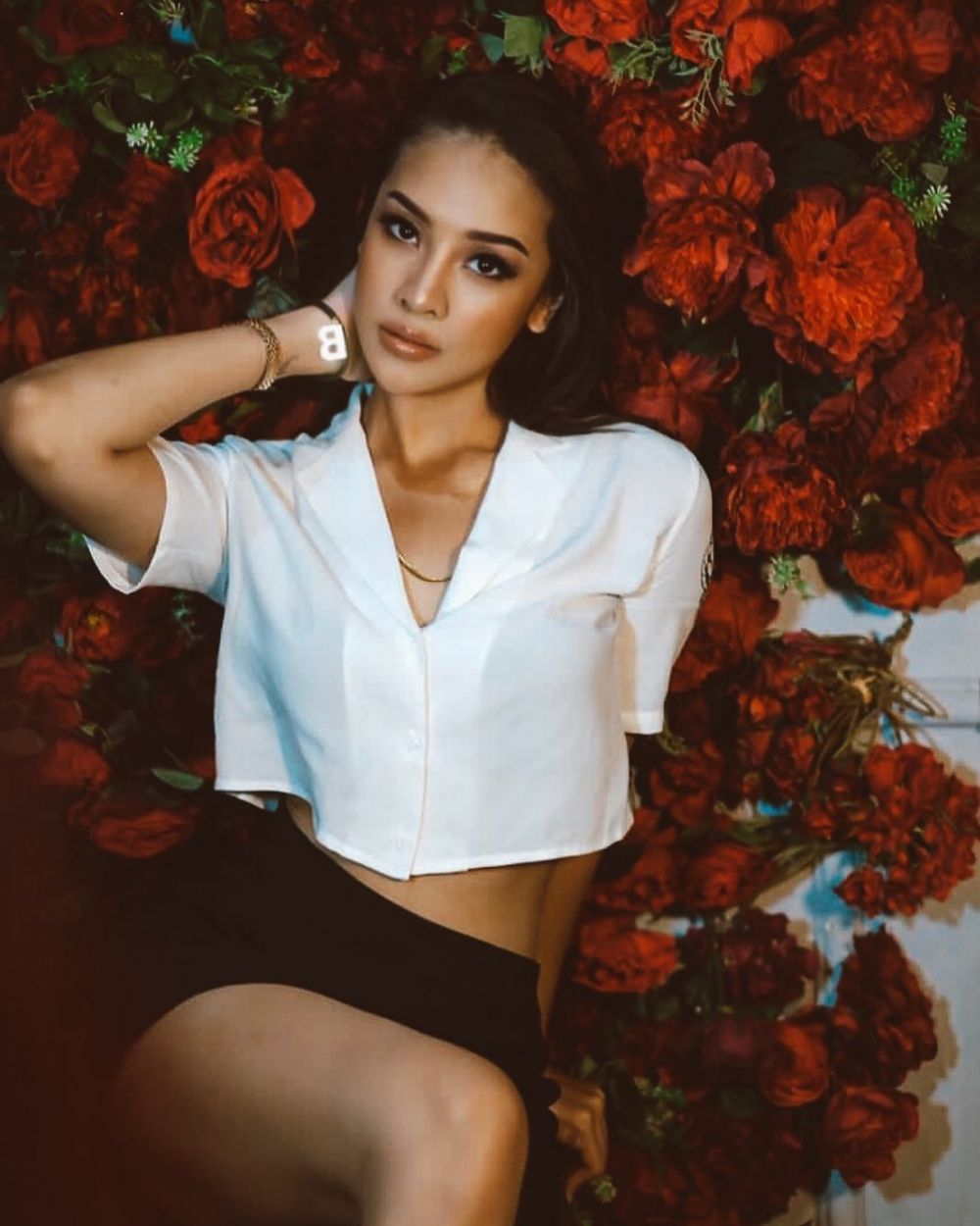10 Outfit Putih Anya Geraldine, Memesona Banget di Usia 25 Tahun!
