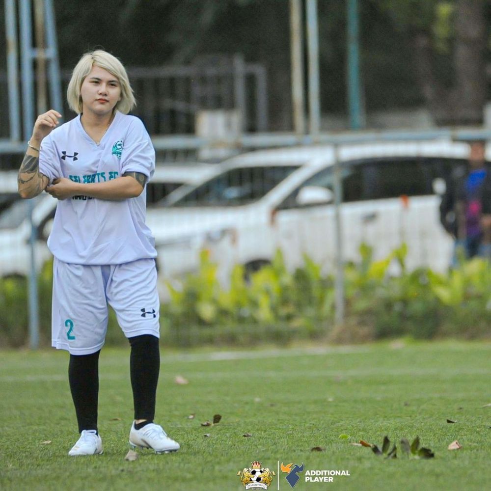 9 Potret Evelin Anjani saat Bermain Sepak Bola, Wanita Tangguh! 