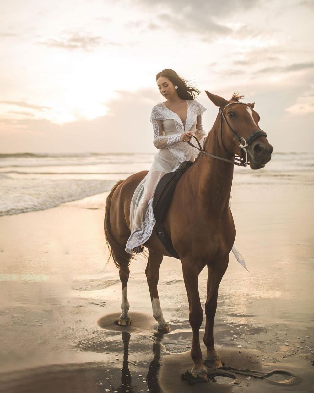 10 Outfit Putih Anya Geraldine, Memesona Banget di Usia 25 Tahun!