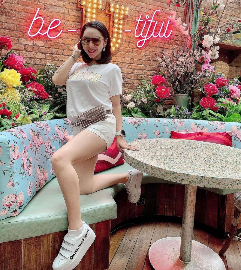 Usia 47 Tahun Bak ABG, 10 Potret Femmy Permatasari Bikin Melek!