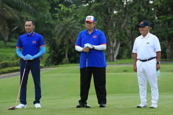 9 Keakraban Keluarga SBY di Lapangan Golf, Bareng Besan Hatta Rajasa!