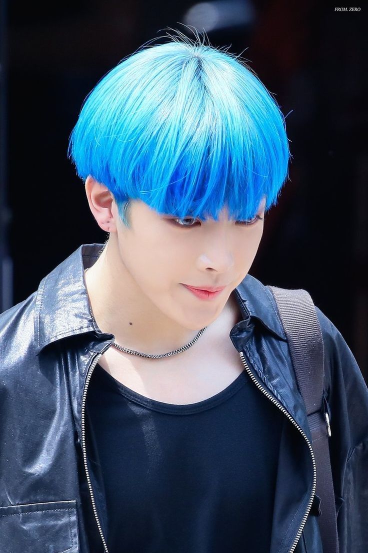 10 Potret Memikat Hongjong ATEEZ dengan Rambut Biru