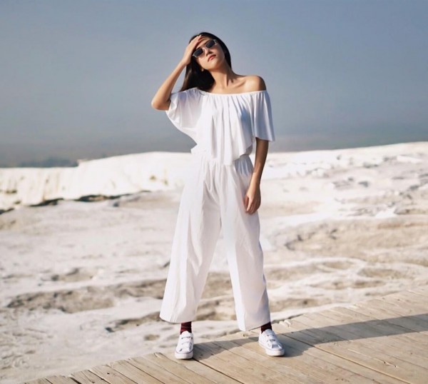 11 Ide Outfit Warna Putih ala Dindra Nashriyah, Fashionable Abis!