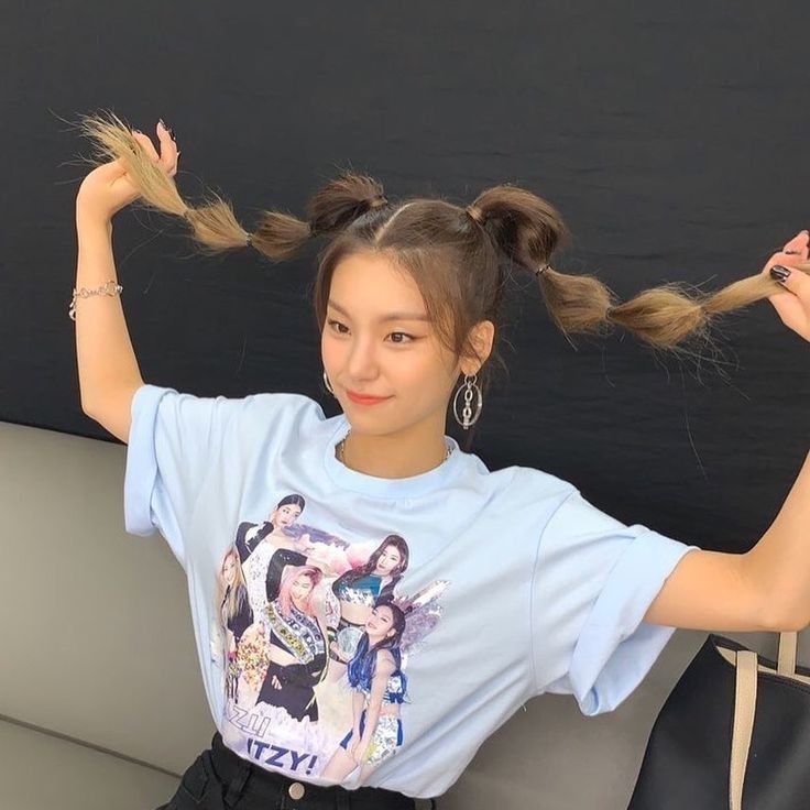 3. Untuk model rambut, Yeji juga tampil memukau dengan gaya bubble braid ha...