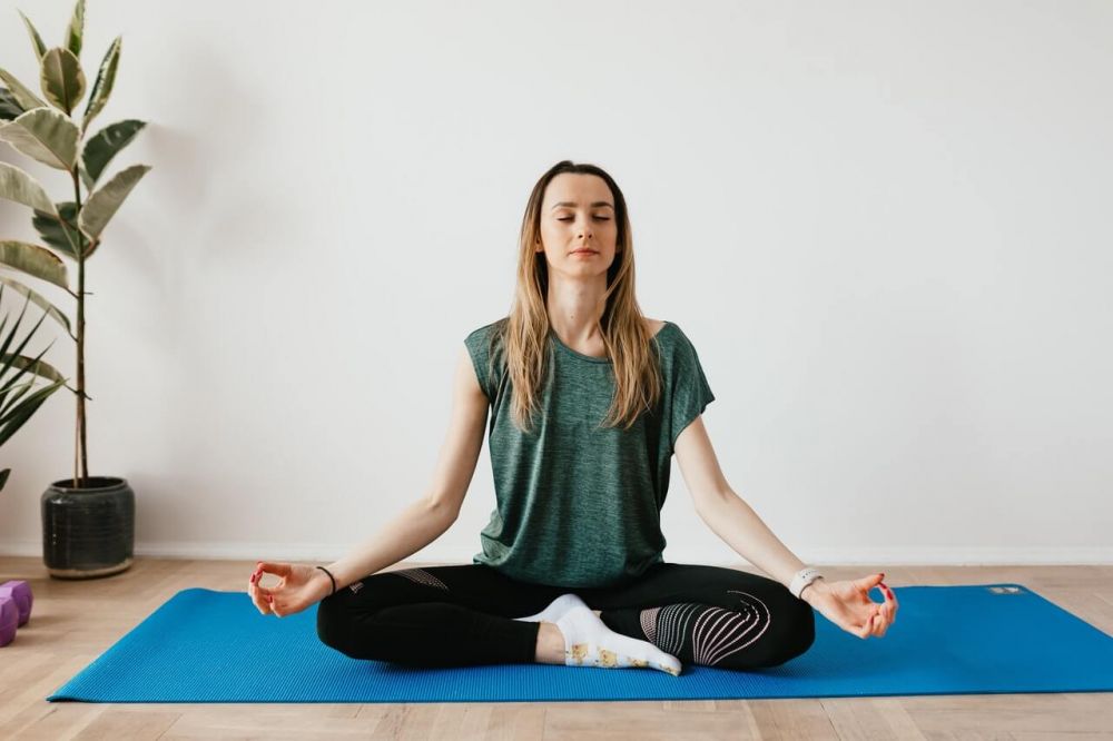 Bisa Bikin Kamu Stres Sendiri, 5 Tips Atasi Sering Berpikir Negatif!