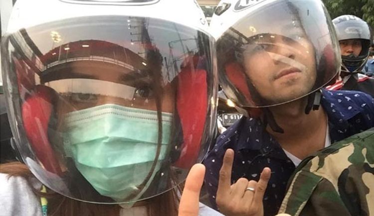 10 Potret Selfie Artis Naik Ojek Online, Gaya Simple Tapi Kece