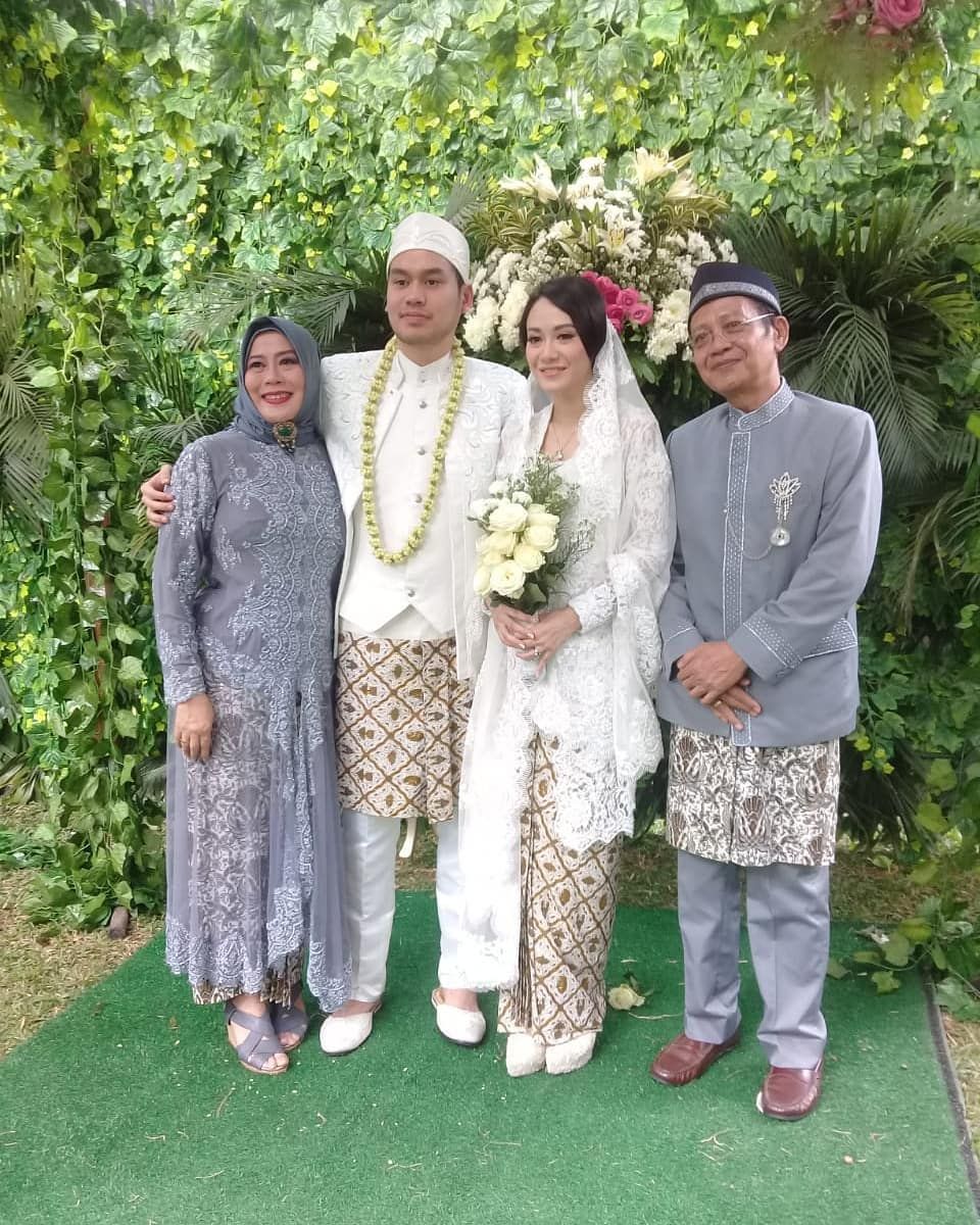 Mertua dan Menantu Akrab bak Sahabat, 10 Potret Keluarga Dewi Yull