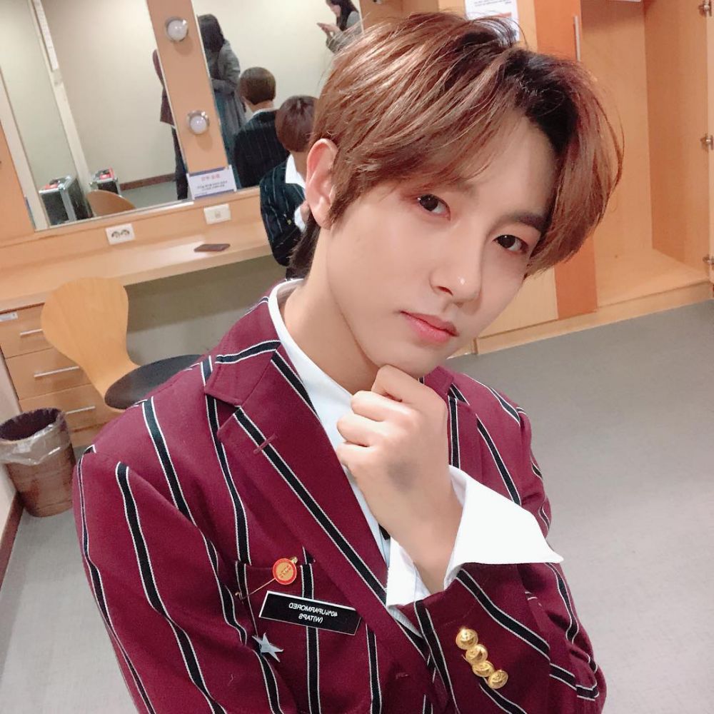 9 Potret Renjun NCT dengan Tampilan Curtain Haircut, Semakin Manly! 
