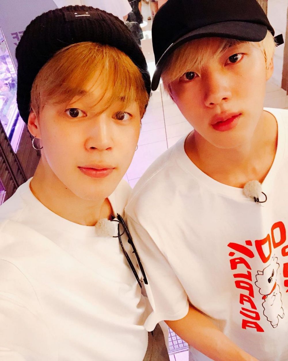 9 Potret Foto Selfie Jin dan <b>Jimin</b> BTS yang Kompak Banget! 