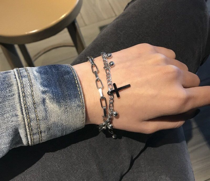 5 Rekomendasi Gelang  Pria  yang  Cocok  untuk  Outfit Simpel