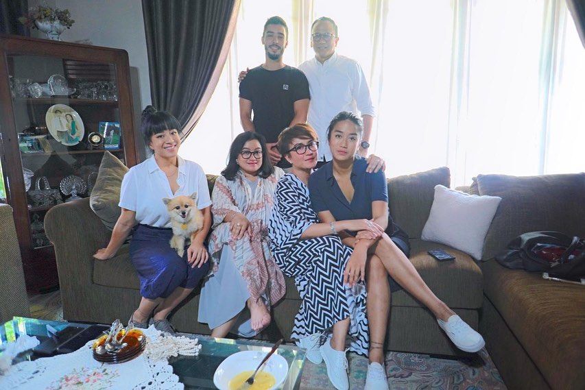 Mom and Daughter Goals! 10 Potret Chef Renatta Bersama Ibu dan Kakak