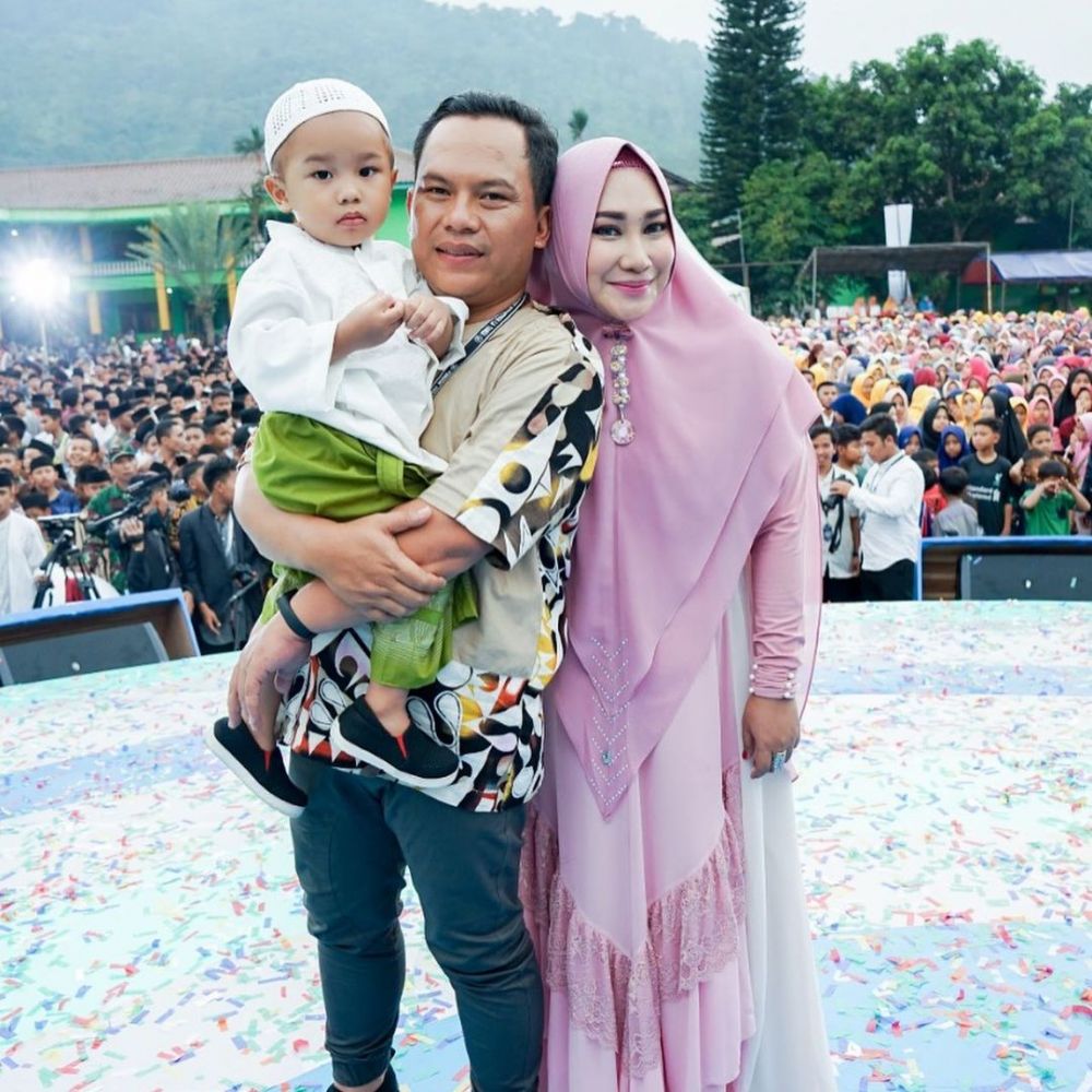 10 Potret Harmonis Keluarga Faank Wali Band dan Istri